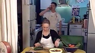 Повар отымел в задницу двух немолодых помощниц на кухне