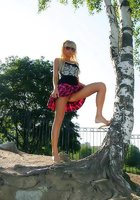 Девушка, наверное, забыла одеть трусики 11 фото