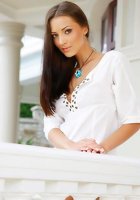 Худышка выставила свою выбритую киску 11 фото