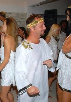 Трахнул свою девушку на вечеринке 2 фото