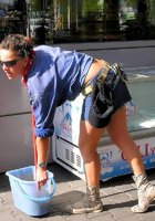 Молодая уборщица наслаждается сосанием в комнате минета 2 фото