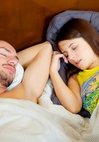 Бородатый парень любит молодых милашек 2 фото