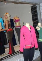 Шалава высоко задирает ножку 15 фото