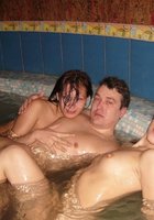 Мужчины отымели молодых девиц в сауне 6 фото