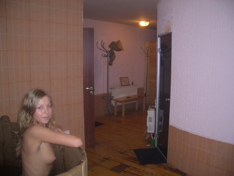 Принимает водные процедуры в бане 8 фотография