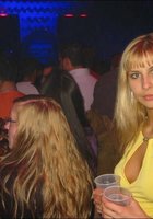 Голая блонди в отеле слушает музыку и курит 1 фото