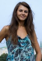 Темноволосая путешественница любит раздеваться после прогулки 1 фото