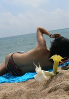 Беременная шалунья отдыхает топлес с подругами  на пляже 5 фото