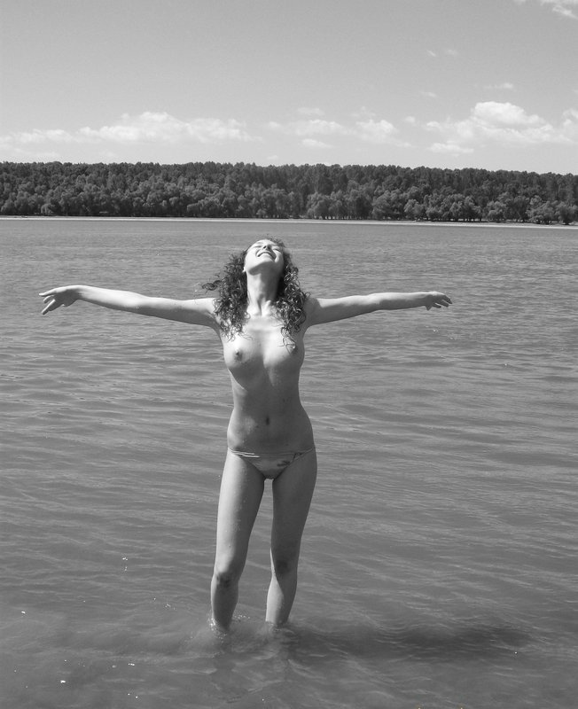 Оля купается в реке в голубеньких трусиках 1 фотография