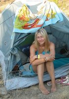 В походе бикса не стесняется быть с непркирытым бюстом 9 фото