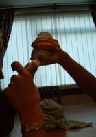 Лежа на полу телка светит волосатой промежностью 19 фото