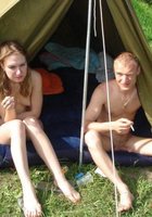 Пьяная девка дрочит мужику в палатке 5 фото