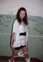 Молодуха светит попкой в грязном подъезде 6 фото