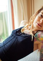 Лукума оголила татуированное тело на кухне 3 фото