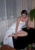 Голая телочка лежит  с железным цветком 4 фото