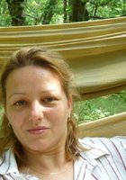 Мамка лежит голышом на пляже 1 фото