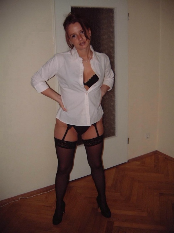 Цыпочка легла на пол и расставила стройные ноги 1 фотография