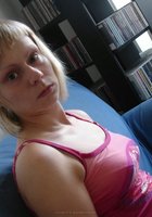Худая блондинка ходит по дому без одежды 25 фото
