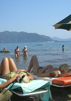 Веселые подружки вместе отдыхают на море 7 фото