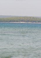 Блонда загорает топлес на море 32 фото