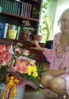 Красотка засунула в киску белый цветок 1 фото