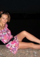Баба в купальнике отдыхает на пляже 12 фото