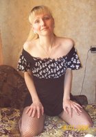 Красивая женщина трогает пальцами небритую вагину 7 фото