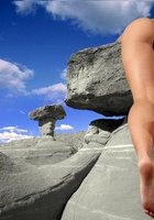 Красивые развратницы готовы показывать голые части тела даже на улице 10 фото