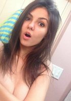 Симпатичная девушка отдыхает дома в голом виде 9 фото