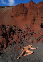 Голая блондинка показывает себя на красных скалах 9 фото