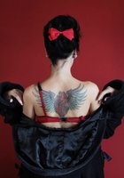 Дева с татуировками намерена раздеться догола 3 фото