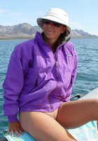 Женщина без купальника отдыхает на море 6 фото