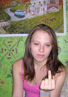 Кокетка в трусиках шалит у себя дома 7 фото