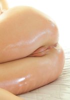 Модели красуются попками и другими прелестями ради откровенных кадров 5 фото